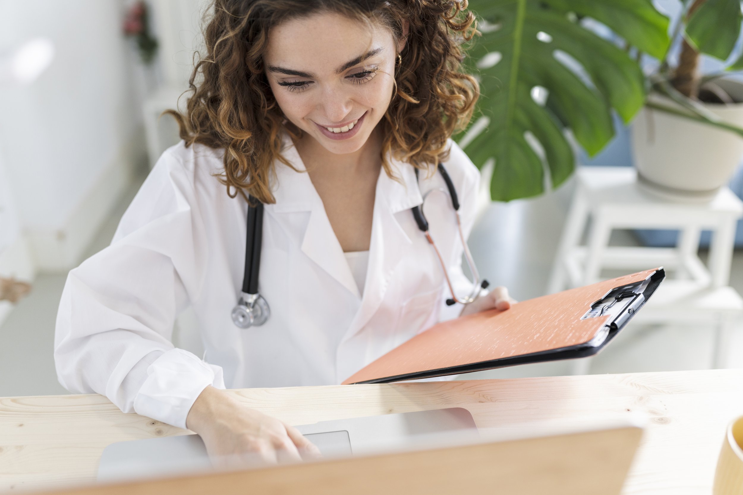 Profissional de saúde com paciente